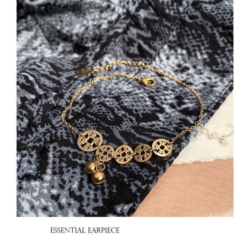 👗台灣現貨🌿招財 銅錢 鈴鐺 腳鍊 18K玫瑰金彩金腳鏈/鈦鋼腳鍊 防過敏不掉色可碰水 鏤空錢幣腳鍊【IO17】-細節圖3