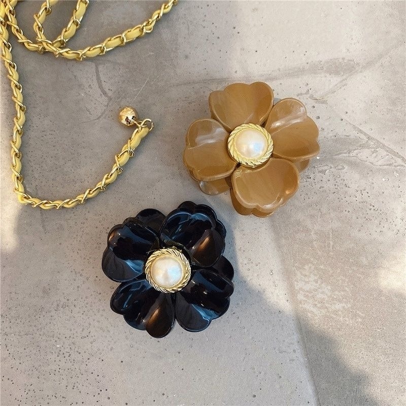 ✨台灣現貨🌿法式氣質小香風珍珠花朵抓夾 中號髮夾 公主頭 鯊魚夾 盤髮夾【M64】-細節圖7