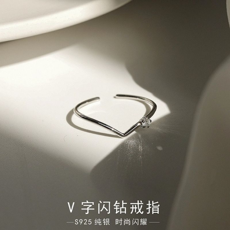 💍台灣現貨🌿Ins簡約 V 形閃鑽戒指 極簡設計感線條925銀輕奢精致指環 氣質百搭小巧食指戒【O60】-細節圖7