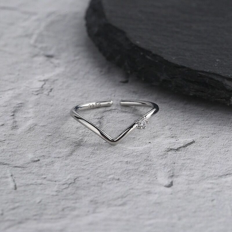 💍台灣現貨🌿Ins簡約 V 形閃鑽戒指 極簡設計感線條925銀輕奢精致指環 氣質百搭小巧食指戒【O60】-細節圖8