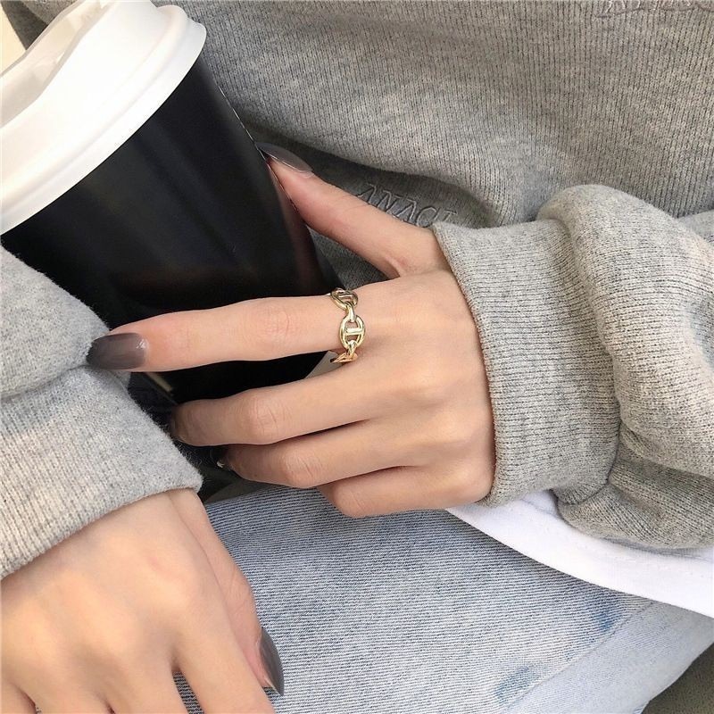 💍台灣現貨💍豬鼻子鏈條麻花戒指女生 韓版簡約復古風食指戒 小眾設計感鏤空扭曲開口指環 氣質簡約百搭戒指【O40】-細節圖5