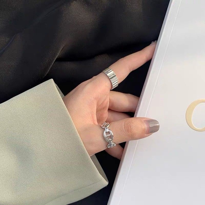 💍台灣現貨💍豬鼻子鏈條麻花戒指女生 韓版簡約復古風食指戒 小眾設計感鏤空扭曲開口指環 氣質簡約百搭戒指【O40】-細節圖8