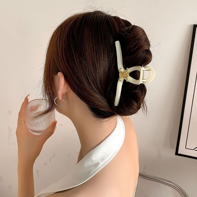 ✨台灣現貨🌿凱旋門抓夾 法式慵懶簡約亞克力字母髮夾 韓國氣質抓夾 鯊魚夾 後腦勺髮抓 盤髮夾【M11】-細節圖5