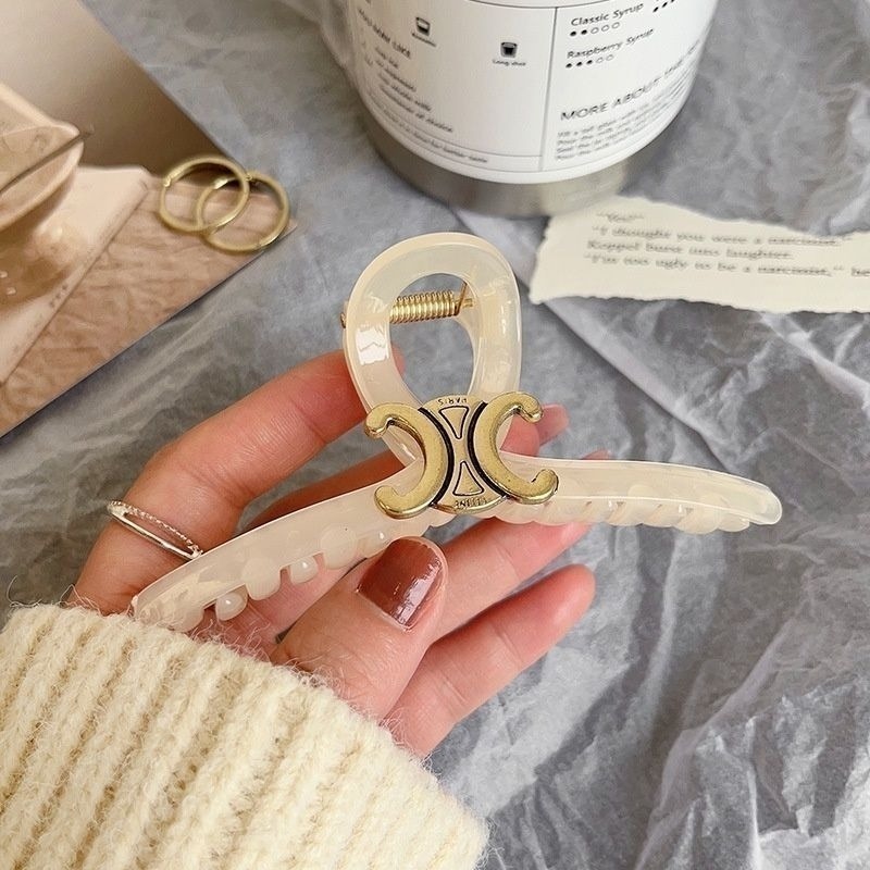✨台灣現貨🌿凱旋門抓夾 法式慵懶簡約亞克力字母髮夾 韓國氣質抓夾 鯊魚夾 後腦勺髮抓 盤髮夾【M11】-細節圖9