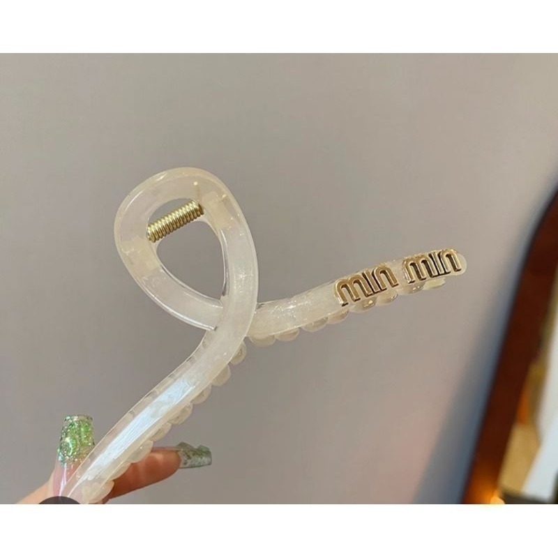 ✨台灣現貨🌿凱旋門抓夾 法式慵懶簡約亞克力字母髮夾 韓國氣質抓夾 鯊魚夾 後腦勺髮抓 盤髮夾【M11】-規格圖9