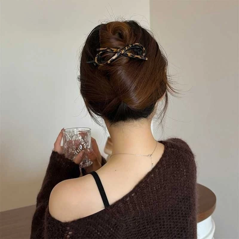 ✨台灣現貨🌿氣質皮質蝴蝶結扭扭夾 一字夾 8字髮夾 甜酷豹紋盤髮馬尾夾【N132】-細節圖4