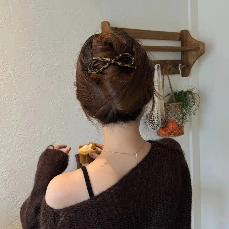 ✨台灣現貨🌿氣質皮質蝴蝶結扭扭夾 一字夾 8字髮夾 甜酷豹紋盤髮馬尾夾【N132】-細節圖8