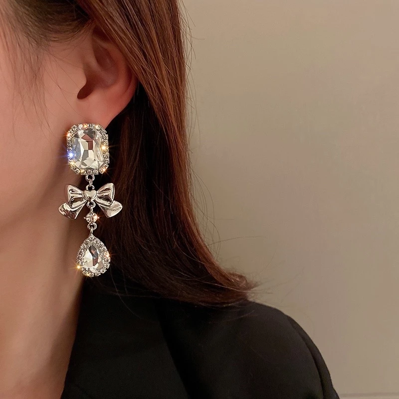 💖台灣現貨🌿巨美💎小香風鑲鑽蝴蝶結水滴耳環 925銀針 輕奢名媛氣質超閃亮水鑽長款耳環【G494】-細節圖2