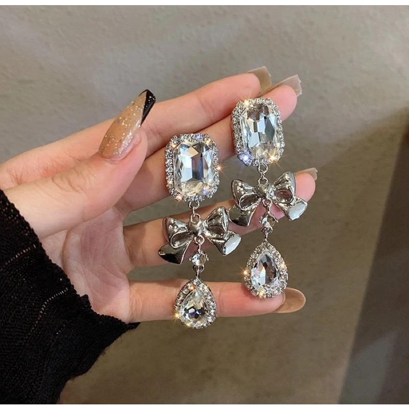 💖台灣現貨🌿巨美💎小香風鑲鑽蝴蝶結水滴耳環 925銀針 輕奢名媛氣質超閃亮水鑽長款耳環【G494】-細節圖3