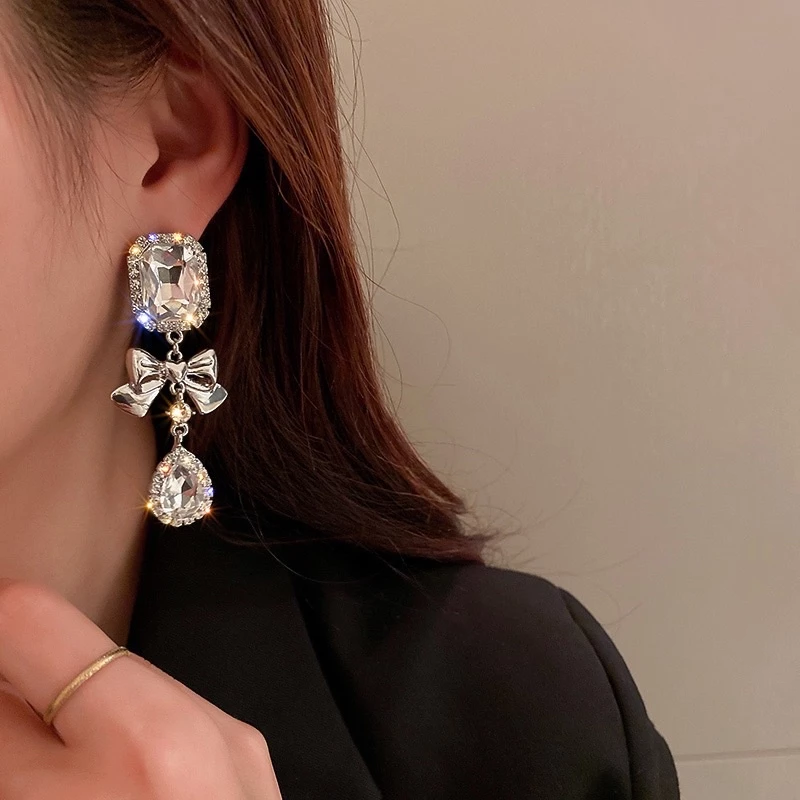 💖台灣現貨🌿巨美💎小香風鑲鑽蝴蝶結水滴耳環 925銀針 輕奢名媛氣質超閃亮水鑽長款耳環【G494】-細節圖4