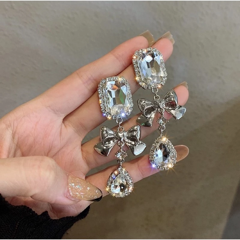 💖台灣現貨🌿巨美💎小香風鑲鑽蝴蝶結水滴耳環 925銀針 輕奢名媛氣質超閃亮水鑽長款耳環【G494】-細節圖6
