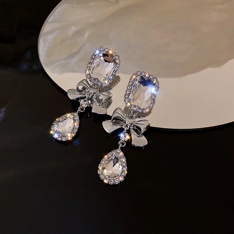 💖台灣現貨🌿巨美💎小香風鑲鑽蝴蝶結水滴耳環 925銀針 輕奢名媛氣質超閃亮水鑽長款耳環【G494】-細節圖7