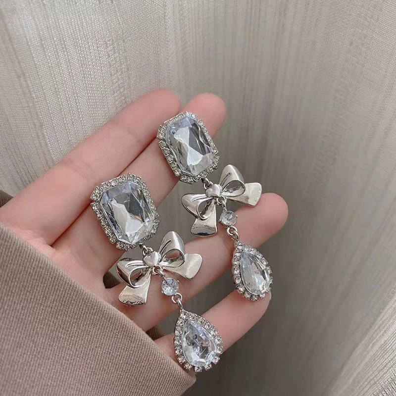 💖台灣現貨🌿巨美💎小香風鑲鑽蝴蝶結水滴耳環 925銀針 輕奢名媛氣質超閃亮水鑽長款耳環【G494】-細節圖9