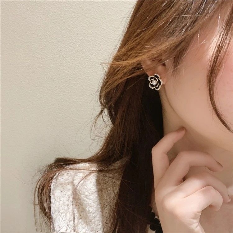 💖台灣現貨🌿小香風黑色山茶花耳釘 日韓時尚925銀針 名媛氣質山茶花珍珠滴釉耳釘耳環【G41】-細節圖3