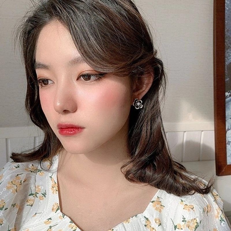 💖台灣現貨🌿小香風黑色山茶花耳釘 日韓時尚925銀針 名媛氣質山茶花珍珠滴釉耳釘耳環【G41】-細節圖10