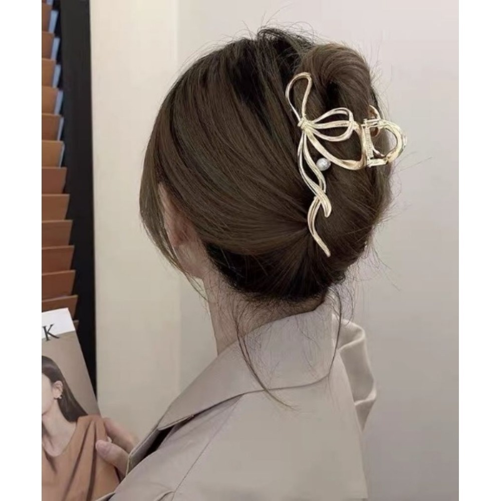 ✨台灣現貨🌿鏤空蝴蝶結珍珠抓夾 冷淡風輕奢氣質金屬髮夾 鯊魚夾 馬尾夾 盤髮頭飾【M124】-細節圖2