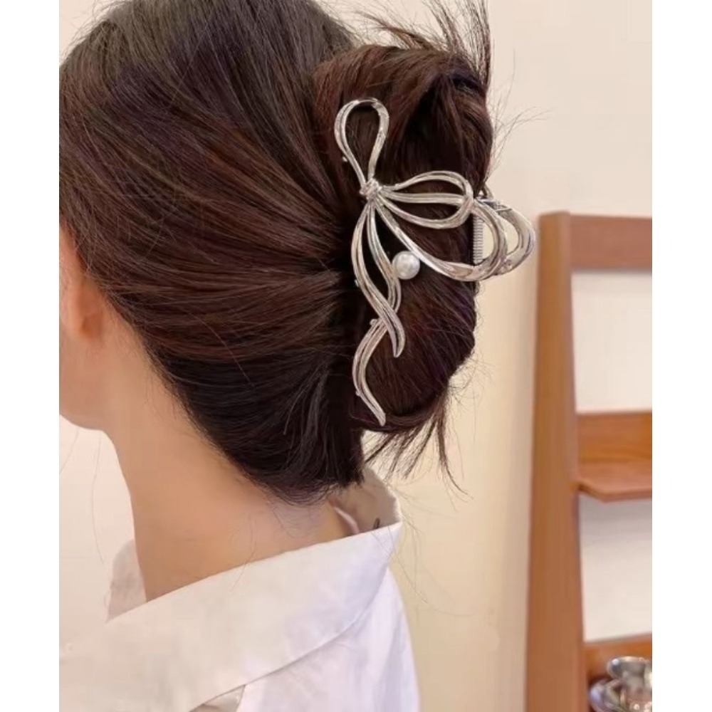 ✨台灣現貨🌿鏤空蝴蝶結珍珠抓夾 冷淡風輕奢氣質金屬髮夾 鯊魚夾 馬尾夾 盤髮頭飾【M124】-細節圖5