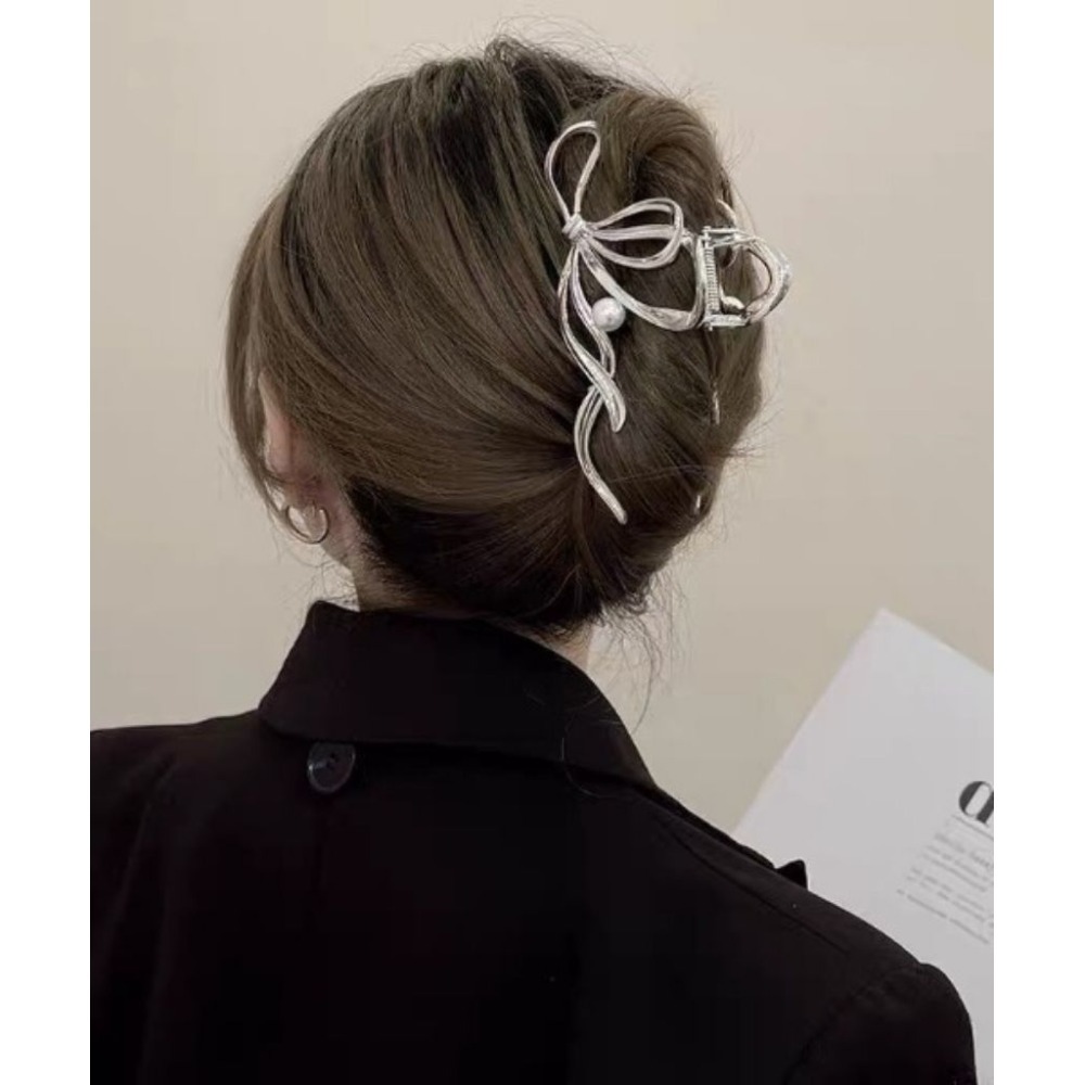 ✨台灣現貨🌿鏤空蝴蝶結珍珠抓夾 冷淡風輕奢氣質金屬髮夾 鯊魚夾 馬尾夾 盤髮頭飾【M124】-細節圖11