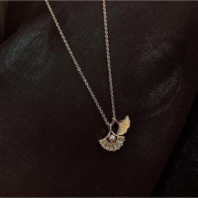 👗台灣現貨🌿鈦鋼銀杏珍珠項鍊 小眾設計款精緻氣質感輕奢華 鑲鑽水晶鋯石銀杏鎖骨鍊【Q11】-細節圖2