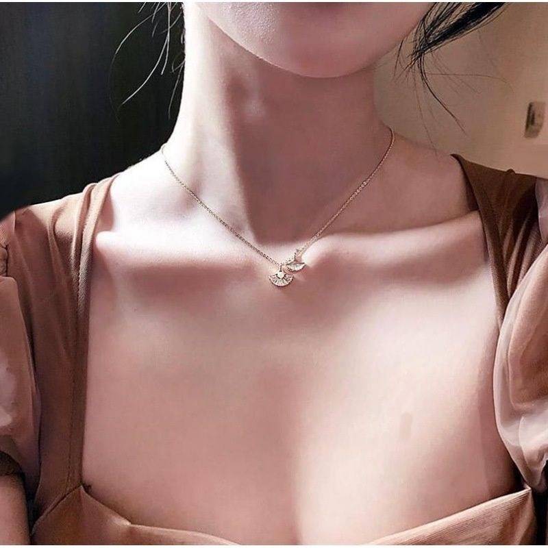 👗台灣現貨🌿鈦鋼銀杏珍珠項鍊 小眾設計款精緻氣質感輕奢華 鑲鑽水晶鋯石銀杏鎖骨鍊【Q11】-細節圖4