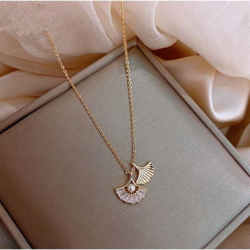 👗台灣現貨🌿鈦鋼銀杏珍珠項鍊 小眾設計款精緻氣質感輕奢華 鑲鑽水晶鋯石銀杏鎖骨鍊【Q11】-細節圖7