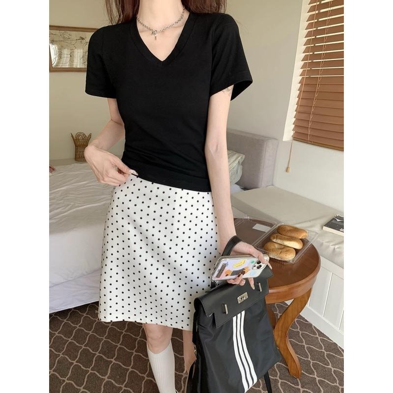 ［全新］冰絲螺紋 涼感 黑色休閒V領素面無印風短袖彈性t恤 極簡修身顯瘦上衣-細節圖3