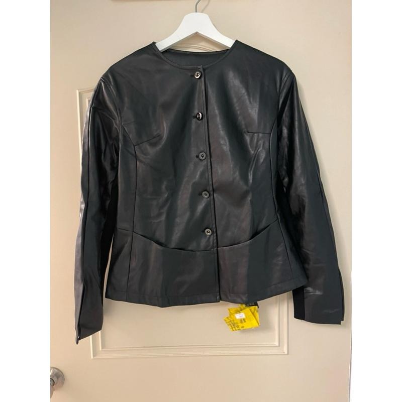 [全新］小眾設計感 韓系風格 柔軟輕量蛋白皮 圓領簡約袖開衩皮衣外套 修身百搭單排扣 高級大氣皮外套有彈性  L號-細節圖4