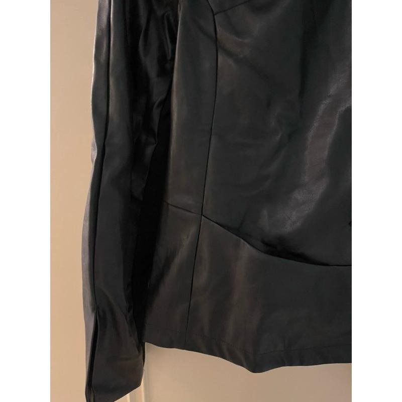 [全新］小眾設計感 韓系風格 柔軟輕量蛋白皮 圓領簡約袖開衩皮衣外套 修身百搭單排扣 高級大氣皮外套有彈性  L號-細節圖5