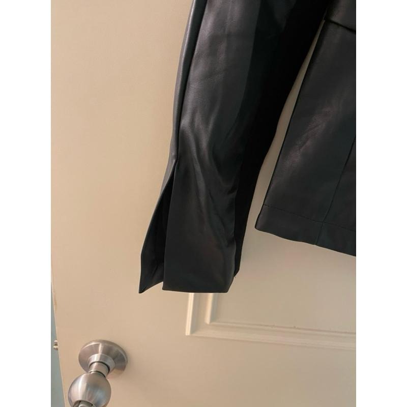 [全新］小眾設計感 韓系風格 柔軟輕量蛋白皮 圓領簡約袖開衩皮衣外套 修身百搭單排扣 高級大氣皮外套有彈性  L號-細節圖6