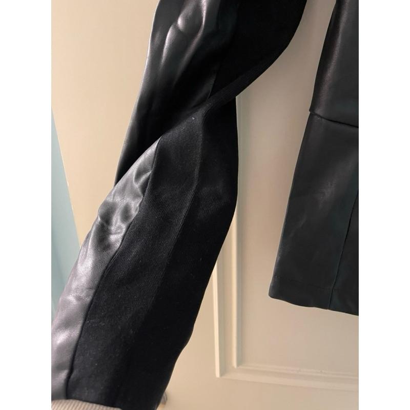 [全新］小眾設計感 韓系風格 柔軟輕量蛋白皮 圓領簡約袖開衩皮衣外套 修身百搭單排扣 高級大氣皮外套有彈性  L號-細節圖7