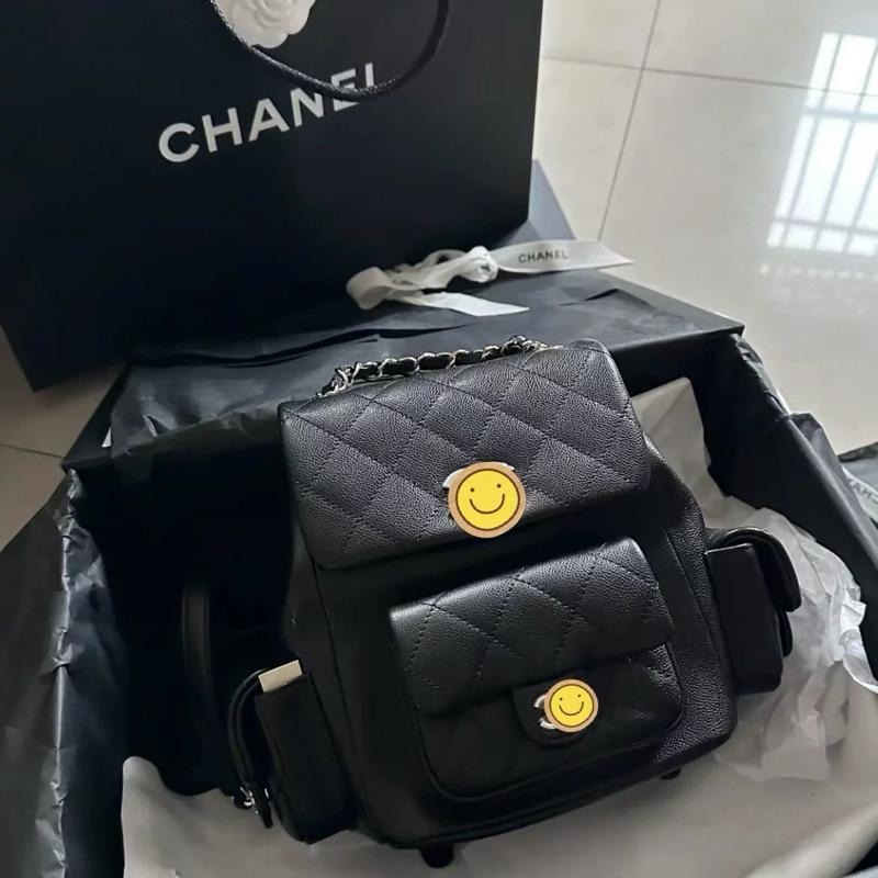 ［全新現貨］ 小香家高級訂製同款 黑色淡金釦 荔枝皮 多口袋 彈藥後背包 duma 小號 全套包裝-細節圖2