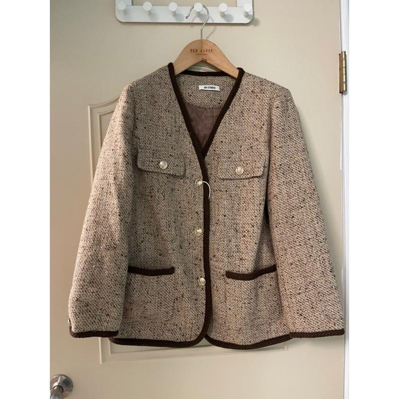 ［全新］淺咖啡色金釦滾邊v領羊毛毛呢混紡小香西裝外套free size 小茶花鋪薄棉經典氣質百搭時尚tweed老錢風-細節圖2