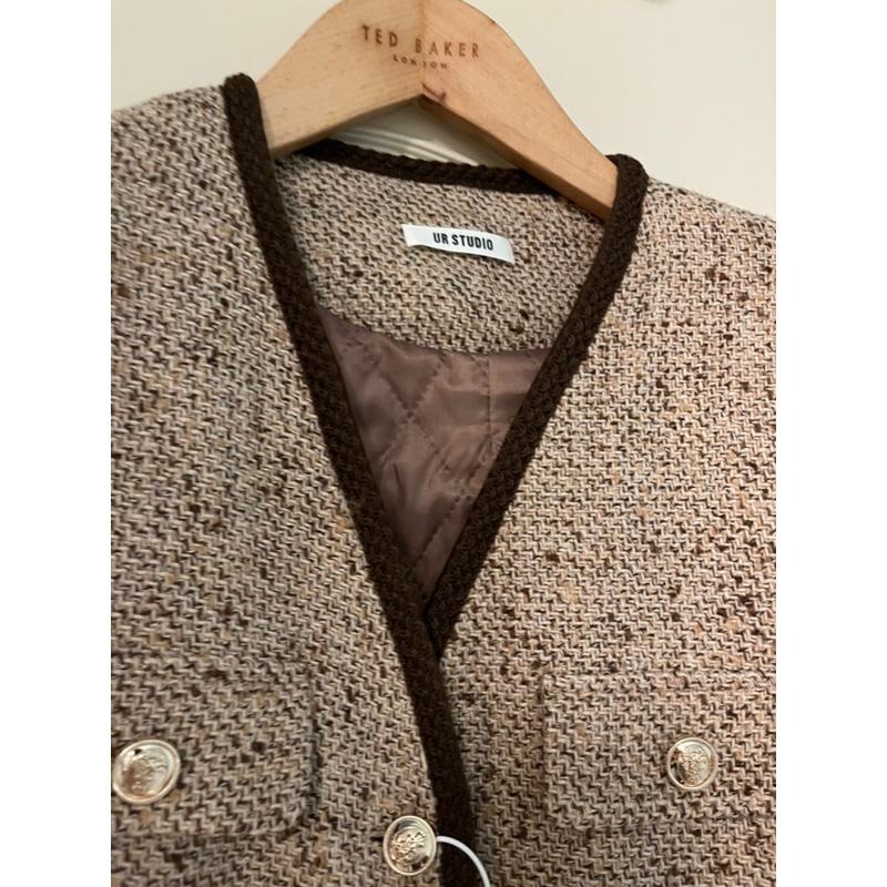 ［全新］淺咖啡色金釦滾邊v領羊毛毛呢混紡小香西裝外套free size 小茶花鋪薄棉經典氣質百搭時尚tweed老錢風-細節圖3