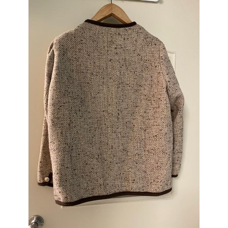 ［全新］淺咖啡色金釦滾邊v領羊毛毛呢混紡小香西裝外套free size 小茶花鋪薄棉經典氣質百搭時尚tweed老錢風-細節圖4