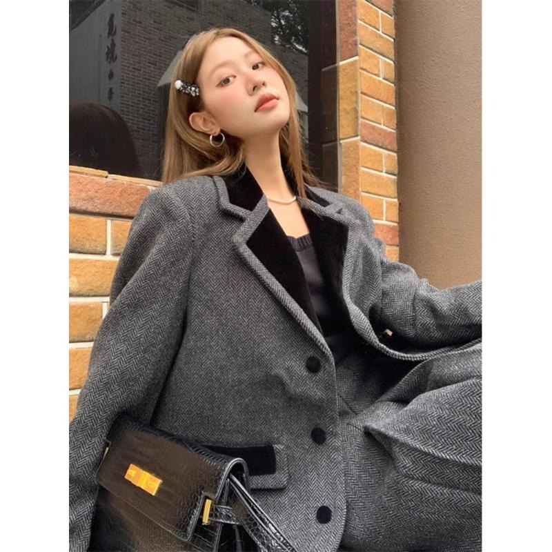 ［全新］韓系質感深灰色人字紋毛呢拼接黑天鵝絨鋪棉西裝外套+百褶長裙m號秋冬季節可穿保暖有型正裝套裝-細節圖2
