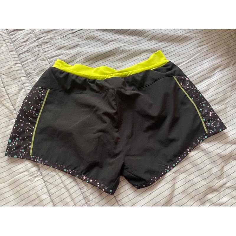 ［二手極新］MIZUNO 美津濃正品女生 慢跑褲 馬拉松全馬半馬登山休閒運動短褲 輕量速乾黑色配螢光綠s號-細節圖2