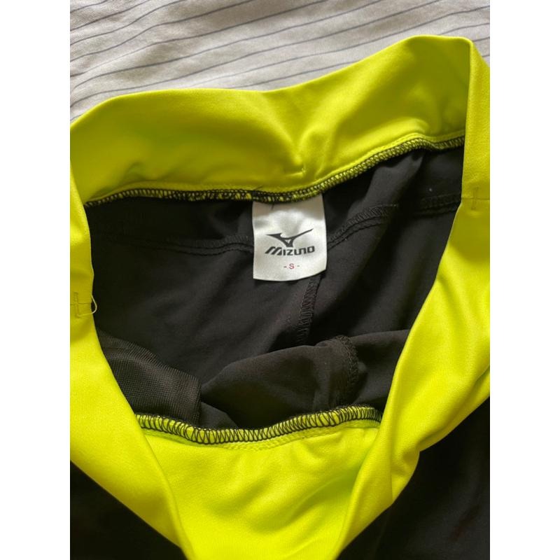 ［二手極新］MIZUNO 美津濃正品女生 慢跑褲 馬拉松全馬半馬登山休閒運動短褲 輕量速乾黑色配螢光綠s號-細節圖3