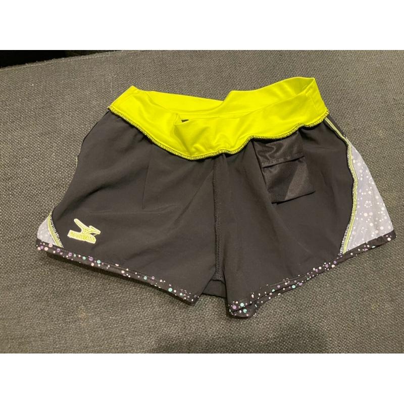 ［二手極新］MIZUNO 美津濃正品女生 慢跑褲 馬拉松全馬半馬登山休閒運動短褲 輕量速乾黑色配螢光綠s號-細節圖6