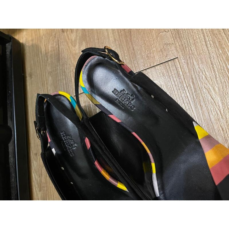［全新已加底］正品Hermes愛馬仕彩色絲巾蝴蝶結sling back黑色麂皮真皮低跟包頭涼鞋38號-細節圖4