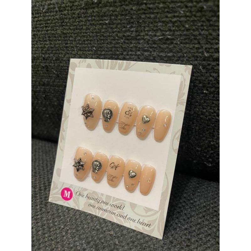 ［全新現貨］裸色膚色自然系chrome heart風格裝飾英文草寫穿戴甲穿戴式美甲短甲短梯m號媲美光療-細節圖2