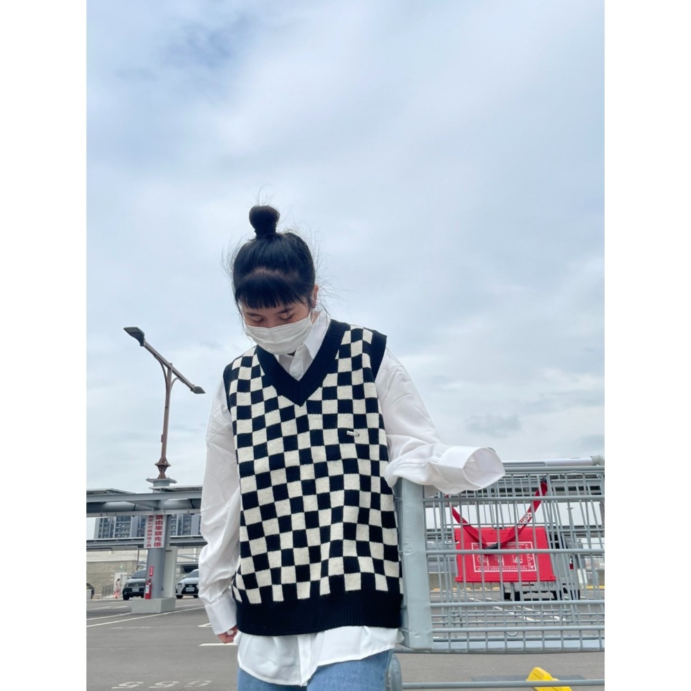 [LBT.only] #韓國#現貨 棋盤格金屬釦毛料背心 針織 外搭 背心 情侶-細節圖3