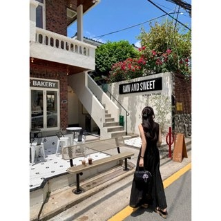 夏。法式優雅氣質 純色精緻刺繡鉤花 修身顯瘦拼接魚尾無袖吊帶連身裙洋裝-Euphoria Store-細節圖4