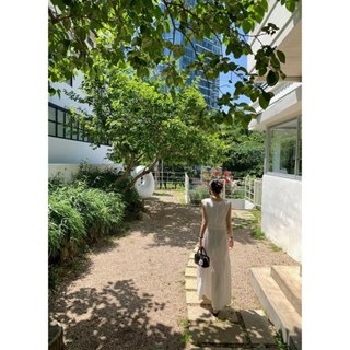 夏。法式優雅氣質 純色精緻刺繡鉤花 修身顯瘦拼接魚尾無袖吊帶連身裙洋裝-Euphoria Store-細節圖6