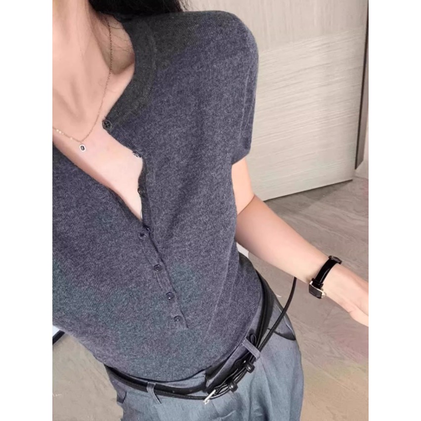 夏。極簡簡約知性氣質 百穿不膩 純色小圓領單排扣短袖冰絲針織上衣-Euphoria Store-細節圖4