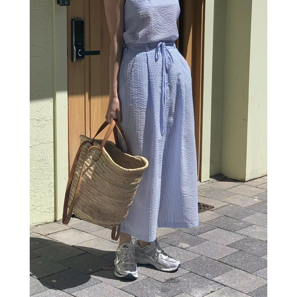 夏，韓系chic清新帶點小心機 撞色條紋露背後交叉 方領無袖背心上衣+高腰A字繫帶半身裙套裝組-Euphoria Sto-細節圖3