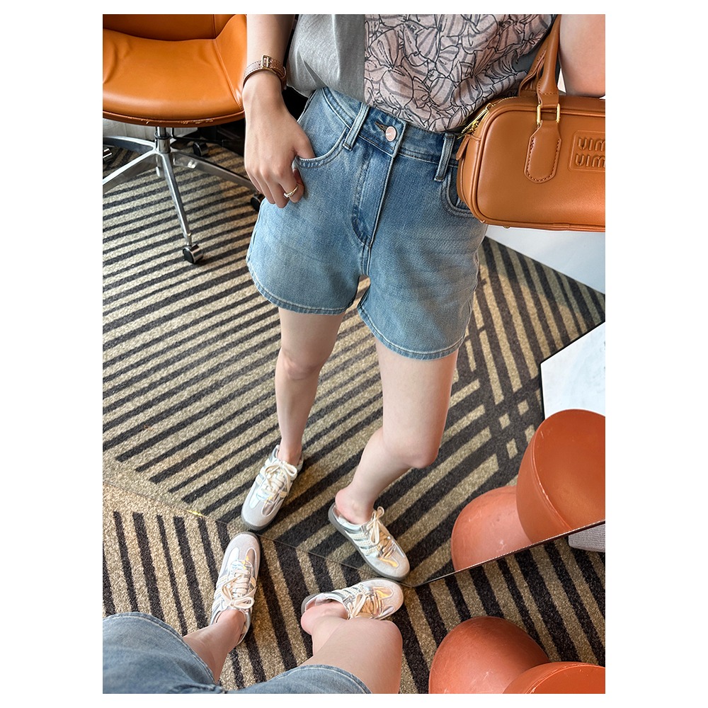 四季。基礎百搭修身款 後口袋M刺繡 顯瘦提臀高腰水洗彈力牛仔短褲A字闊腿熱褲-Euphoria Store-細節圖2