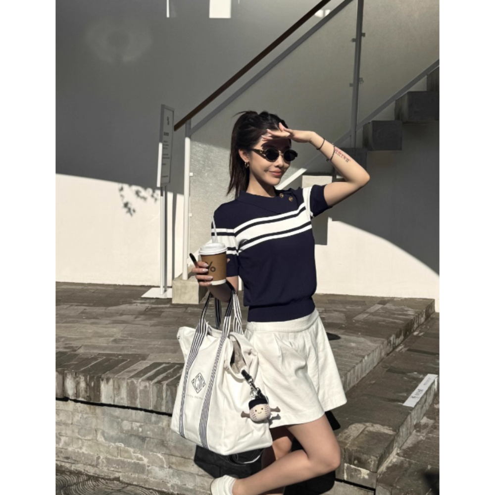 初秋。減齡學院風 美式復古藍白撞色橫條紋 翻領側鈕扣POLO衫細針織短袖上衣(S-2XL)-Euphoria Store-細節圖3