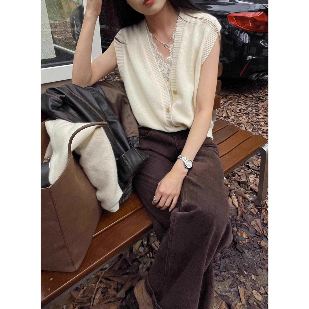 初秋。滿滿精緻 單穿疊穿都可以 微性感V領蕾絲緹花豎條無袖細針織背心上衣毛衣-Euphoria Store-細節圖5