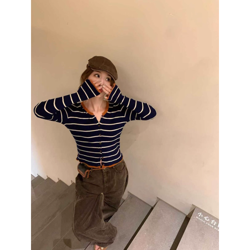 冬。韓系休閒氣質百搭 V領單排扣撞色滾邊條紋細針織長袖毛衣上衣-Euphoria Store-細節圖4