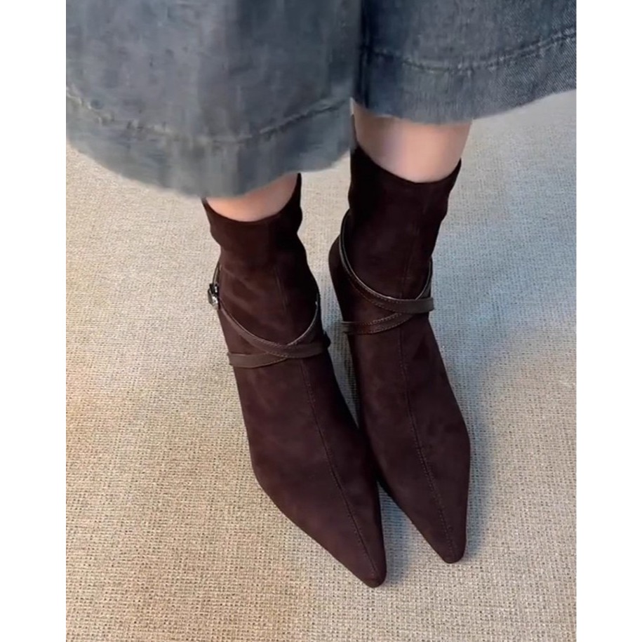 店主私著。搭配褲裝超好看 時尚百搭個性設計 磨砂皮&皮帶交叉扣 氣質尖頭低筒瘦瘦靴中跟靴-Euphoria Store-細節圖3